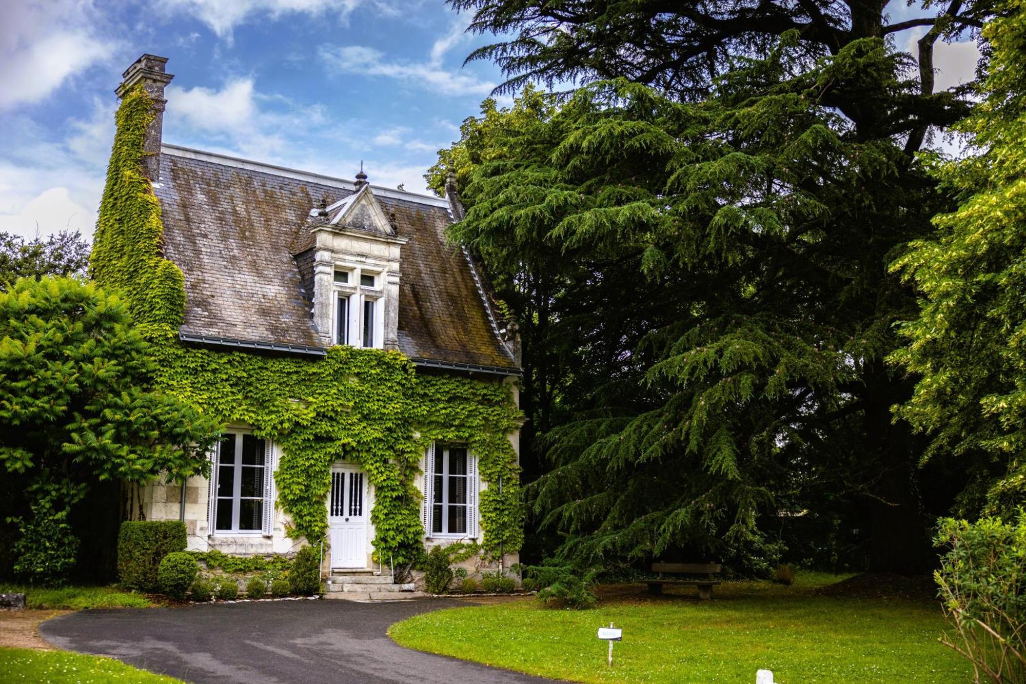 Отель Domaine De La Tortiniere Veigne Экстерьер фото